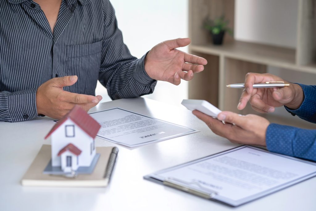 client discussing wth property dispute lawyer for contract signing